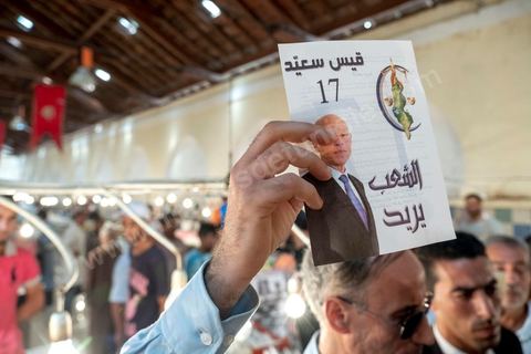 10 septembre 2019 : Campagne de Kais Saied à Tunis médina et au marché central. Kaïs Saïed est un universitaire et juriste tunisien spécialiste de droit constitutionnel. Il est candidat indépendant aux élections présidentielles anticipées du 15 septembre 2019. Il s'appuye sur un mouvement jeune et citoyen, prônant notamment un mandat révocable pour les élus locaux. Il avance dans son programme électoral la révision de la manière d'exercer le pouvoir législatif en Tunisie et se déclare favorable à la peine de mort.