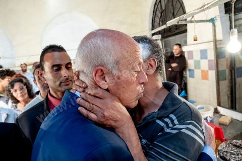 10 septembre 2019 : Campagne de Kais Saied à Tunis médina et au marché central. Kaïs Saïed est un universitaire et juriste tunisien spécialiste de droit constitutionnel. Il est candidat indépendant aux élections présidentielles anticipées du 15 septembre 2019. Il s'appuye sur un mouvement jeune et citoyen, prônant notamment un mandat révocable pour les élus locaux. Il avance dans son programme électoral la révision de la manière d'exercer le pouvoir législatif en Tunisie et se déclare favorable à la peine de mort.