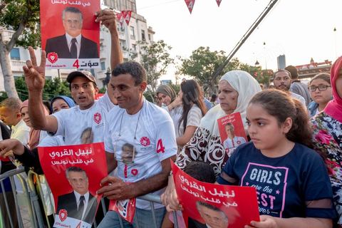 13 septembre 2019 : meeting de cloture de la campagne du candidat en prison Nabil Karoui sur l'avenue Habib Bourguiba à Tunis. Plus de 500 partisans sont venus soutenir une dernière fois vanat le premier tour leur candidat toujours emprisonné et toujours en tête des intentions de vote. Salwa Smaoui, la femme de Nabil Karoui est depuis 15 jours investie pleinement dasn la campagen et remplace sur le tas son mari tout au long de cette campahen pour les présidentielles très éprouvantes. 