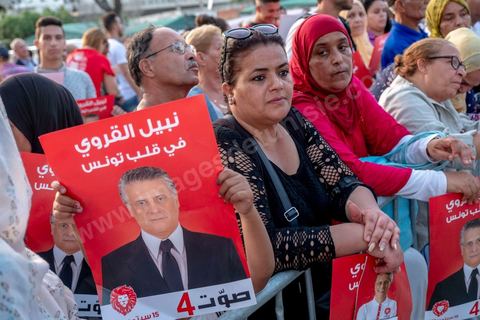 13 septembre 2019 : meeting de cloture de la campagne du candidat en prison Nabil Karoui sur l'avenue Habib Bourguiba à Tunis. Plus de 500 partisans sont venus soutenir une dernière fois vanat le premier tour leur candidat toujours emprisonné et toujours en tête des intentions de vote. Salwa Smaoui, la femme de Nabil Karoui est depuis 15 jours investie pleinement dasn la campagen et remplace sur le tas son mari tout au long de cette campahen pour les présidentielles très éprouvantes. 