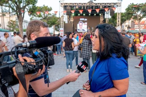 13 septembre 2019 : meeting de cloture de la campagne du candidat en prison Nabil Karoui sur l'avenue Habib Bourguiba à Tunis. Plus de 500 partisans sont venus soutenir une dernière fois vanat le premier tour leur candidat toujours emprisonné et toujours en tête des intentions de vote. Salwa Smaoui, la femme de Nabil Karoui est depuis 15 jours investie pleinement dasn la campagen et remplace sur le tas son mari tout au long de cette campahen pour les présidentielles très éprouvantes. 