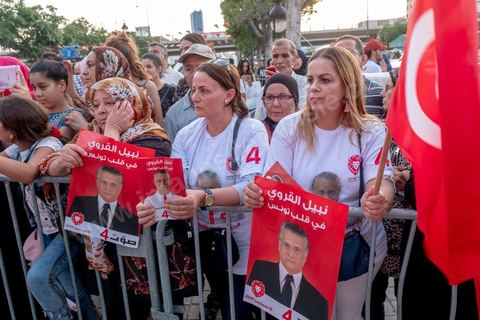 13 septembre 2019 : meeting de cloture de la campagne du candidat en prison Nabil Karoui sur l'avenue Habib Bourguiba à Tunis. Plus de 500 partisans sont venus soutenir une dernière fois vanat le premier tour leur candidat toujours emprisonné et toujours en tête des intentions de vote. Salwa Smaoui, la femme de Nabil Karoui est depuis 15 jours investie pleinement dasn la campagen et remplace sur le tas son mari tout au long de cette campahen pour les présidentielles très éprouvantes. 