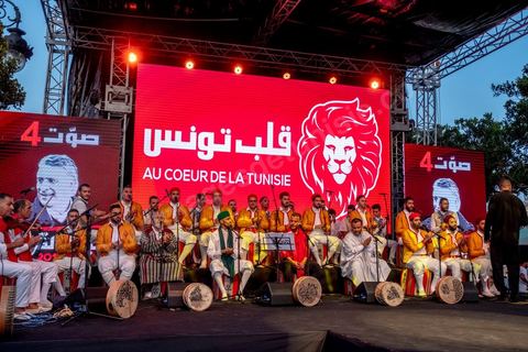 13 septembre 2019 : meeting de cloture de la campagne du candidat en prison Nabil Karoui sur l'avenue Habib Bourguiba à Tunis. Plus de 500 partisans sont venus soutenir une dernière fois vanat le premier tour leur candidat toujours emprisonné et toujours en tête des intentions de vote. Salwa Smaoui, la femme de Nabil Karoui est depuis 15 jours investie pleinement dasn la campagen et remplace sur le tas son mari tout au long de cette campahen pour les présidentielles très éprouvantes. 