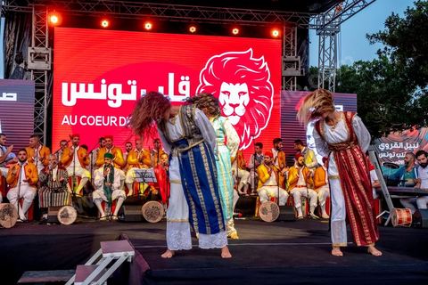 13 septembre 2019 : meeting de cloture de la campagne du candidat en prison Nabil Karoui sur l'avenue Habib Bourguiba à Tunis. Plus de 500 partisans sont venus soutenir une dernière fois vanat le premier tour leur candidat toujours emprisonné et toujours en tête des intentions de vote. Salwa Smaoui, la femme de Nabil Karoui est depuis 15 jours investie pleinement dasn la campagen et remplace sur le tas son mari tout au long de cette campahen pour les présidentielles très éprouvantes. 