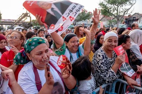13 septembre 2019 : meeting de cloture de la campagne du candidat en prison Nabil Karoui sur l'avenue Habib Bourguiba à Tunis. Plus de 500 partisans sont venus soutenir une dernière fois vanat le premier tour leur candidat toujours emprisonné et toujours en tête des intentions de vote. Salwa Smaoui, la femme de Nabil Karoui est depuis 15 jours investie pleinement dasn la campagen et remplace sur le tas son mari tout au long de cette campahen pour les présidentielles très éprouvantes. 