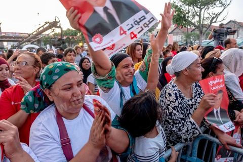 13 septembre 2019 : meeting de cloture de la campagne du candidat en prison Nabil Karoui sur l'avenue Habib Bourguiba à Tunis. Plus de 500 partisans sont venus soutenir une dernière fois vanat le premier tour leur candidat toujours emprisonné et toujours en tête des intentions de vote. Salwa Smaoui, la femme de Nabil Karoui est depuis 15 jours investie pleinement dasn la campagen et remplace sur le tas son mari tout au long de cette campahen pour les présidentielles très éprouvantes. 