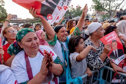 13 septembre 2019 : meeting de cloture de la campagne du candidat en prison Nabil Karoui sur l'avenue Habib Bourguiba à Tunis. Plus de 500 partisans sont venus soutenir une dernière fois vanat le premier tour leur candidat toujours emprisonné et toujours en tête des intentions de vote. Salwa Smaoui, la femme de Nabil Karoui est depuis 15 jours investie pleinement dasn la campagen et remplace sur le tas son mari tout au long de cette campahen pour les présidentielles très éprouvantes. 