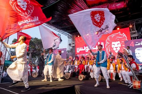13 septembre 2019 : meeting de cloture de la campagne du candidat en prison Nabil Karoui sur l'avenue Habib Bourguiba à Tunis. Plus de 500 partisans sont venus soutenir une dernière fois vanat le premier tour leur candidat toujours emprisonné et toujours en tête des intentions de vote. Salwa Smaoui, la femme de Nabil Karoui est depuis 15 jours investie pleinement dasn la campagen et remplace sur le tas son mari tout au long de cette campahen pour les présidentielles très éprouvantes. 