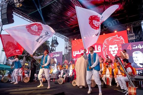 13 septembre 2019 : meeting de cloture de la campagne du candidat en prison Nabil Karoui sur l'avenue Habib Bourguiba à Tunis. Plus de 500 partisans sont venus soutenir une dernière fois vanat le premier tour leur candidat toujours emprisonné et toujours en tête des intentions de vote. Salwa Smaoui, la femme de Nabil Karoui est depuis 15 jours investie pleinement dasn la campagen et remplace sur le tas son mari tout au long de cette campahen pour les présidentielles très éprouvantes. 