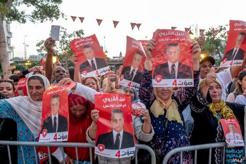 13 septembre 2019 : meeting de cloture de la campagne du candidat en prison Nabil Karoui sur l'avenue Habib Bourguiba à Tunis. Plus de 500 partisans sont venus soutenir une dernière fois vanat le premier tour leur candidat toujours emprisonné et toujours en tête des intentions de vote. Salwa Smaoui, la femme de Nabil Karoui est depuis 15 jours investie pleinement dasn la campagen et remplace sur le tas son mari tout au long de cette campahen pour les présidentielles très éprouvantes. 