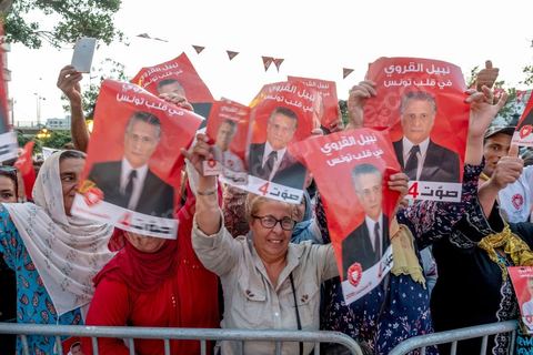 13 septembre 2019 : meeting de cloture de la campagne du candidat en prison Nabil Karoui sur l'avenue Habib Bourguiba à Tunis. Plus de 500 partisans sont venus soutenir une dernière fois vanat le premier tour leur candidat toujours emprisonné et toujours en tête des intentions de vote. Salwa Smaoui, la femme de Nabil Karoui est depuis 15 jours investie pleinement dasn la campagen et remplace sur le tas son mari tout au long de cette campahen pour les présidentielles très éprouvantes. 