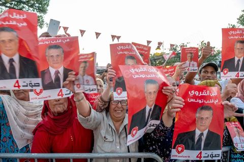 13 septembre 2019 : meeting de cloture de la campagne du candidat en prison Nabil Karoui sur l'avenue Habib Bourguiba à Tunis. Plus de 500 partisans sont venus soutenir une dernière fois vanat le premier tour leur candidat toujours emprisonné et toujours en tête des intentions de vote. Salwa Smaoui, la femme de Nabil Karoui est depuis 15 jours investie pleinement dasn la campagen et remplace sur le tas son mari tout au long de cette campahen pour les présidentielles très éprouvantes. 