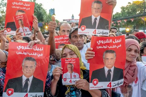 13 septembre 2019 : meeting de cloture de la campagne du candidat en prison Nabil Karoui sur l'avenue Habib Bourguiba à Tunis. Plus de 500 partisans sont venus soutenir une dernière fois vanat le premier tour leur candidat toujours emprisonné et toujours en tête des intentions de vote. Salwa Smaoui, la femme de Nabil Karoui est depuis 15 jours investie pleinement dasn la campagen et remplace sur le tas son mari tout au long de cette campahen pour les présidentielles très éprouvantes. 