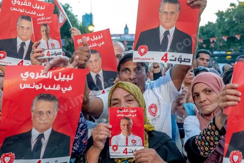 13 septembre 2019 : meeting de cloture de la campagne du candidat en prison Nabil Karoui sur l'avenue Habib Bourguiba à Tunis. Plus de 500 partisans sont venus soutenir une dernière fois vanat le premier tour leur candidat toujours emprisonné et toujours en tête des intentions de vote. Salwa Smaoui, la femme de Nabil Karoui est depuis 15 jours investie pleinement dasn la campagen et remplace sur le tas son mari tout au long de cette campahen pour les présidentielles très éprouvantes. 