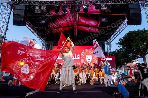 13 septembre 2019 : meeting de cloture de la campagne du candidat en prison Nabil Karoui sur l'avenue Habib Bourguiba à Tunis. Plus de 500 partisans sont venus soutenir une dernière fois vanat le premier tour leur candidat toujours emprisonné et toujours en tête des intentions de vote. Salwa Smaoui, la femme de Nabil Karoui est depuis 15 jours investie pleinement dasn la campagen et remplace sur le tas son mari tout au long de cette campahen pour les présidentielles très éprouvantes. 