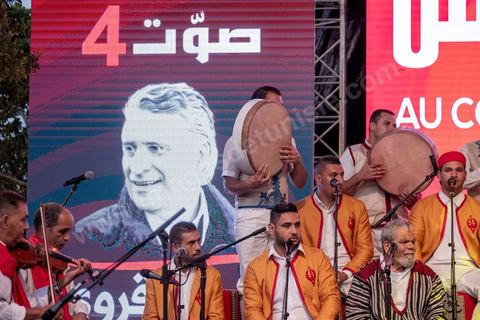 13 septembre 2019 : meeting de cloture de la campagne du candidat en prison Nabil Karoui sur l'avenue Habib Bourguiba à Tunis. Plus de 500 partisans sont venus soutenir une dernière fois vanat le premier tour leur candidat toujours emprisonné et toujours en tête des intentions de vote. Salwa Smaoui, la femme de Nabil Karoui est depuis 15 jours investie pleinement dasn la campagen et remplace sur le tas son mari tout au long de cette campahen pour les présidentielles très éprouvantes. 
