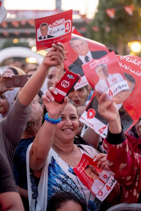 13 septembre 2019 : meeting de cloture de la campagne du candidat en prison Nabil Karoui sur l'avenue Habib Bourguiba à Tunis. Plus de 500 partisans sont venus soutenir une dernière fois vanat le premier tour leur candidat toujours emprisonné et toujours en tête des intentions de vote. Salwa Smaoui, la femme de Nabil Karoui est depuis 15 jours investie pleinement dasn la campagen et remplace sur le tas son mari tout au long de cette campahen pour les présidentielles très éprouvantes. 