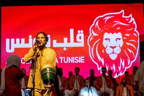 13 septembre 2019 : meeting de cloture de la campagne du candidat en prison Nabil Karoui sur l'avenue Habib Bourguiba à Tunis. Plus de 500 partisans sont venus soutenir une dernière fois vanat le premier tour leur candidat toujours emprisonné et toujours en tête des intentions de vote. Salwa Smaoui, la femme de Nabil Karoui est depuis 15 jours investie pleinement dasn la campagen et remplace sur le tas son mari tout au long de cette campahen pour les présidentielles très éprouvantes. 