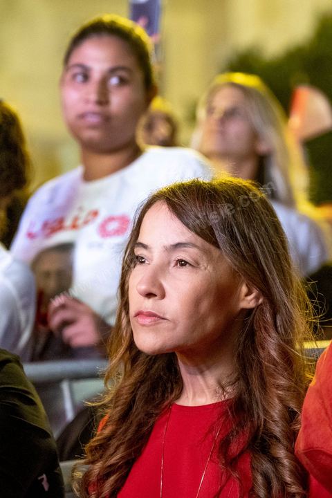 13 septembre 2019 : meeting de cloture de la campagne du candidat en prison Nabil Karoui sur l'avenue Habib Bourguiba à Tunis. Plus de 500 partisans sont venus soutenir une dernière fois vanat le premier tour leur candidat toujours emprisonné et toujours en tête des intentions de vote. Salwa Smaoui, la femme de Nabil Karoui est depuis 15 jours investie pleinement dasn la campagen et remplace sur le tas son mari tout au long de cette campahen pour les présidentielles très éprouvantes. 