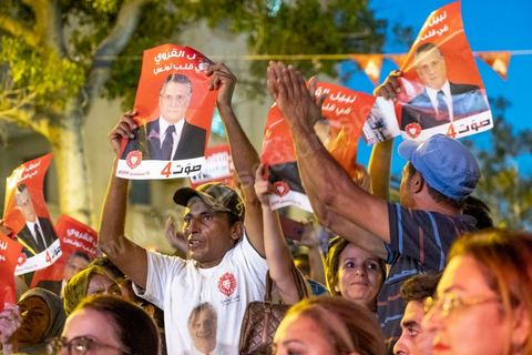 13 septembre 2019 : meeting de cloture de la campagne du candidat en prison Nabil Karoui sur l'avenue Habib Bourguiba à Tunis. Plus de 500 partisans sont venus soutenir une dernière fois vanat le premier tour leur candidat toujours emprisonné et toujours en tête des intentions de vote. Salwa Smaoui, la femme de Nabil Karoui est depuis 15 jours investie pleinement dasn la campagen et remplace sur le tas son mari tout au long de cette campahen pour les présidentielles très éprouvantes. 