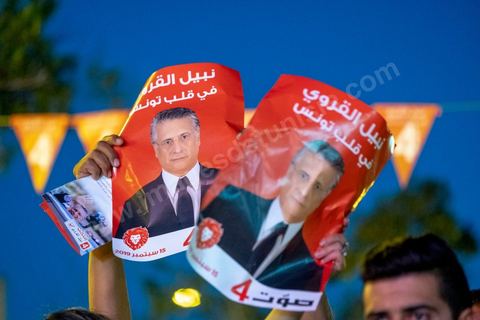 13 septembre 2019 : meeting de cloture de la campagne du candidat en prison Nabil Karoui sur l'avenue Habib Bourguiba à Tunis. Plus de 500 partisans sont venus soutenir une dernière fois vanat le premier tour leur candidat toujours emprisonné et toujours en tête des intentions de vote. Salwa Smaoui, la femme de Nabil Karoui est depuis 15 jours investie pleinement dasn la campagen et remplace sur le tas son mari tout au long de cette campahen pour les présidentielles très éprouvantes. 