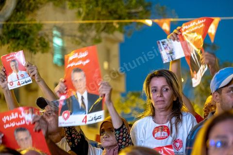 13 septembre 2019 : meeting de cloture de la campagne du candidat en prison Nabil Karoui sur l'avenue Habib Bourguiba à Tunis. Plus de 500 partisans sont venus soutenir une dernière fois vanat le premier tour leur candidat toujours emprisonné et toujours en tête des intentions de vote. Salwa Smaoui, la femme de Nabil Karoui est depuis 15 jours investie pleinement dasn la campagen et remplace sur le tas son mari tout au long de cette campahen pour les présidentielles très éprouvantes. 