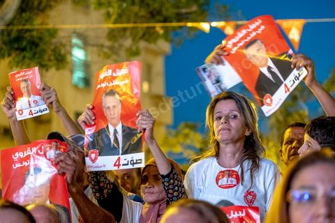 13 septembre 2019 : meeting de cloture de la campagne du candidat en prison Nabil Karoui sur l'avenue Habib Bourguiba à Tunis. Plus de 500 partisans sont venus soutenir une dernière fois vanat le premier tour leur candidat toujours emprisonné et toujours en tête des intentions de vote. Salwa Smaoui, la femme de Nabil Karoui est depuis 15 jours investie pleinement dasn la campagen et remplace sur le tas son mari tout au long de cette campahen pour les présidentielles très éprouvantes. 