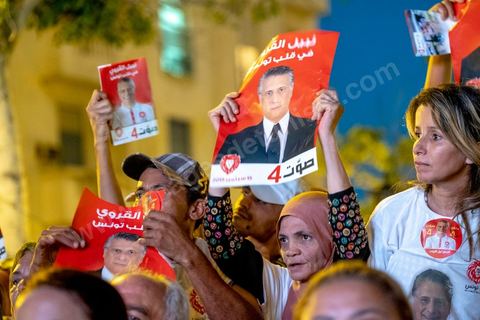 13 septembre 2019 : meeting de cloture de la campagne du candidat en prison Nabil Karoui sur l'avenue Habib Bourguiba à Tunis. Plus de 500 partisans sont venus soutenir une dernière fois vanat le premier tour leur candidat toujours emprisonné et toujours en tête des intentions de vote. Salwa Smaoui, la femme de Nabil Karoui est depuis 15 jours investie pleinement dasn la campagen et remplace sur le tas son mari tout au long de cette campahen pour les présidentielles très éprouvantes. 