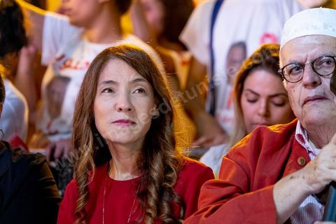13 septembre 2019 : meeting de cloture de la campagne du candidat en prison Nabil Karoui sur l'avenue Habib Bourguiba à Tunis. Plus de 500 partisans sont venus soutenir une dernière fois vanat le premier tour leur candidat toujours emprisonné et toujours en tête des intentions de vote. Salwa Smaoui, la femme de Nabil Karoui est depuis 15 jours investie pleinement dasn la campagen et remplace sur le tas son mari tout au long de cette campahen pour les présidentielles très éprouvantes. 
