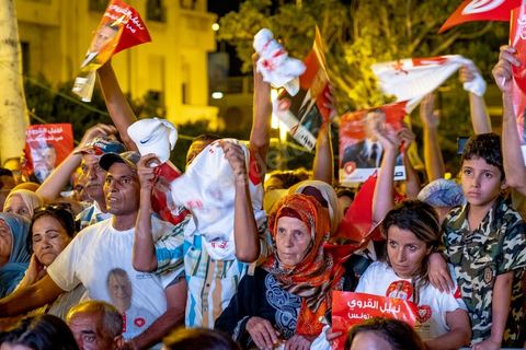 13 septembre 2019 : meeting de cloture de la campagne du candidat en prison Nabil Karoui sur l'avenue Habib Bourguiba à Tunis. Plus de 500 partisans sont venus soutenir une dernière fois vanat le premier tour leur candidat toujours emprisonné et toujours en tête des intentions de vote. Salwa Smaoui, la femme de Nabil Karoui est depuis 15 jours investie pleinement dasn la campagen et remplace sur le tas son mari tout au long de cette campahen pour les présidentielles très éprouvantes. 