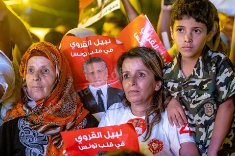 13 septembre 2019 : meeting de cloture de la campagne du candidat en prison Nabil Karoui sur l'avenue Habib Bourguiba à Tunis. Plus de 500 partisans sont venus soutenir une dernière fois vanat le premier tour leur candidat toujours emprisonné et toujours en tête des intentions de vote. Salwa Smaoui, la femme de Nabil Karoui est depuis 15 jours investie pleinement dasn la campagen et remplace sur le tas son mari tout au long de cette campahen pour les présidentielles très éprouvantes. 