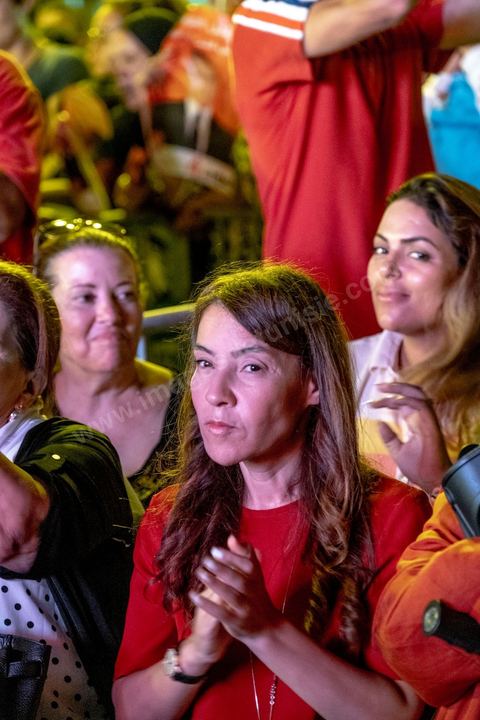 13 septembre 2019 : meeting de cloture de la campagne du candidat en prison Nabil Karoui sur l'avenue Habib Bourguiba à Tunis. Plus de 500 partisans sont venus soutenir une dernière fois vanat le premier tour leur candidat toujours emprisonné et toujours en tête des intentions de vote. Salwa Smaoui, la femme de Nabil Karoui est depuis 15 jours investie pleinement dasn la campagen et remplace sur le tas son mari tout au long de cette campahen pour les présidentielles très éprouvantes. 
