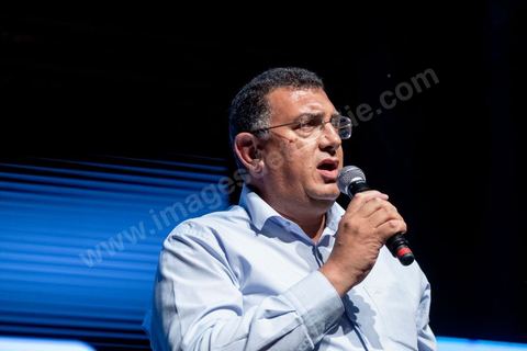 13 septembre 2019 : meeting de cloture de la campagne du candidat en prison Nabil Karoui sur l'avenue Habib Bourguiba à Tunis. Plus de 500 partisans sont venus soutenir une dernière fois vanat le premier tour leur candidat toujours emprisonné et toujours en tête des intentions de vote. Salwa Smaoui, la femme de Nabil Karoui est depuis 15 jours investie pleinement dasn la campagen et remplace sur le tas son mari tout au long de cette campahen pour les présidentielles très éprouvantes. 