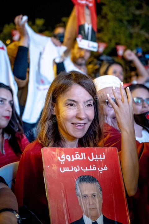 13 septembre 2019 : meeting de cloture de la campagne du candidat en prison Nabil Karoui sur l'avenue Habib Bourguiba à Tunis. Plus de 500 partisans sont venus soutenir une dernière fois vanat le premier tour leur candidat toujours emprisonné et toujours en tête des intentions de vote. Salwa Smaoui, la femme de Nabil Karoui est depuis 15 jours investie pleinement dasn la campagen et remplace sur le tas son mari tout au long de cette campahen pour les présidentielles très éprouvantes. 