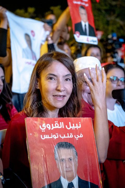 13 septembre 2019 : meeting de cloture de la campagne du candidat en prison Nabil Karoui sur l'avenue Habib Bourguiba à Tunis. Plus de 500 partisans sont venus soutenir une dernière fois vanat le premier tour leur candidat toujours emprisonné et toujours en tête des intentions de vote. Salwa Smaoui, la femme de Nabil Karoui est depuis 15 jours investie pleinement dasn la campagen et remplace sur le tas son mari tout au long de cette campahen pour les présidentielles très éprouvantes. 