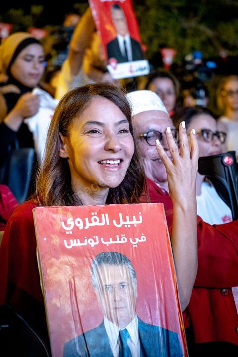 13 septembre 2019 : meeting de cloture de la campagne du candidat en prison Nabil Karoui sur l'avenue Habib Bourguiba à Tunis. Plus de 500 partisans sont venus soutenir une dernière fois vanat le premier tour leur candidat toujours emprisonné et toujours en tête des intentions de vote. Salwa Smaoui, la femme de Nabil Karoui est depuis 15 jours investie pleinement dasn la campagen et remplace sur le tas son mari tout au long de cette campahen pour les présidentielles très éprouvantes. 