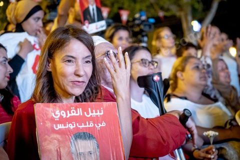 13 septembre 2019 : meeting de cloture de la campagne du candidat en prison Nabil Karoui sur l'avenue Habib Bourguiba à Tunis. Plus de 500 partisans sont venus soutenir une dernière fois vanat le premier tour leur candidat toujours emprisonné et toujours en tête des intentions de vote. Salwa Smaoui, la femme de Nabil Karoui est depuis 15 jours investie pleinement dasn la campagen et remplace sur le tas son mari tout au long de cette campahen pour les présidentielles très éprouvantes. 