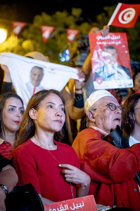 13 septembre 2019 : meeting de cloture de la campagne du candidat en prison Nabil Karoui sur l'avenue Habib Bourguiba à Tunis. Plus de 500 partisans sont venus soutenir une dernière fois vanat le premier tour leur candidat toujours emprisonné et toujours en tête des intentions de vote. Salwa Smaoui, la femme de Nabil Karoui est depuis 15 jours investie pleinement dasn la campagen et remplace sur le tas son mari tout au long de cette campahen pour les présidentielles très éprouvantes. 
