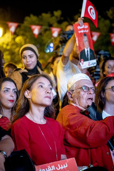 13 septembre 2019 : meeting de cloture de la campagne du candidat en prison Nabil Karoui sur l'avenue Habib Bourguiba à Tunis. Plus de 500 partisans sont venus soutenir une dernière fois vanat le premier tour leur candidat toujours emprisonné et toujours en tête des intentions de vote. Salwa Smaoui, la femme de Nabil Karoui est depuis 15 jours investie pleinement dasn la campagen et remplace sur le tas son mari tout au long de cette campahen pour les présidentielles très éprouvantes. 