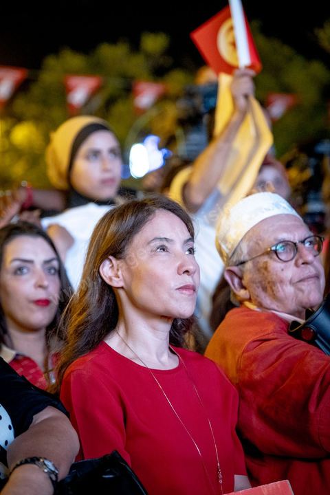 13 septembre 2019 : meeting de cloture de la campagne du candidat en prison Nabil Karoui sur l'avenue Habib Bourguiba à Tunis. Plus de 500 partisans sont venus soutenir une dernière fois vanat le premier tour leur candidat toujours emprisonné et toujours en tête des intentions de vote. Salwa Smaoui, la femme de Nabil Karoui est depuis 15 jours investie pleinement dasn la campagen et remplace sur le tas son mari tout au long de cette campahen pour les présidentielles très éprouvantes. 