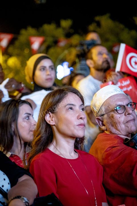 13 septembre 2019 : meeting de cloture de la campagne du candidat en prison Nabil Karoui sur l'avenue Habib Bourguiba à Tunis. Plus de 500 partisans sont venus soutenir une dernière fois vanat le premier tour leur candidat toujours emprisonné et toujours en tête des intentions de vote. Salwa Smaoui, la femme de Nabil Karoui est depuis 15 jours investie pleinement dasn la campagen et remplace sur le tas son mari tout au long de cette campahen pour les présidentielles très éprouvantes. 