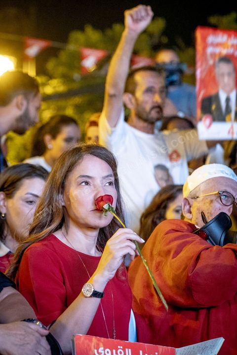 13 septembre 2019 : meeting de cloture de la campagne du candidat en prison Nabil Karoui sur l'avenue Habib Bourguiba à Tunis. Plus de 500 partisans sont venus soutenir une dernière fois vanat le premier tour leur candidat toujours emprisonné et toujours en tête des intentions de vote. Salwa Smaoui, la femme de Nabil Karoui est depuis 15 jours investie pleinement dasn la campagen et remplace sur le tas son mari tout au long de cette campahen pour les présidentielles très éprouvantes. 