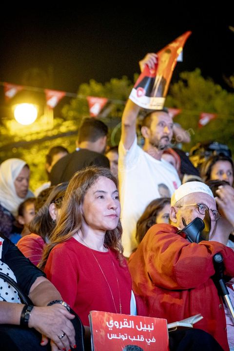 13 septembre 2019 : meeting de cloture de la campagne du candidat en prison Nabil Karoui sur l'avenue Habib Bourguiba à Tunis. Plus de 500 partisans sont venus soutenir une dernière fois vanat le premier tour leur candidat toujours emprisonné et toujours en tête des intentions de vote. Salwa Smaoui, la femme de Nabil Karoui est depuis 15 jours investie pleinement dasn la campagen et remplace sur le tas son mari tout au long de cette campahen pour les présidentielles très éprouvantes. 