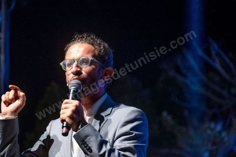 13 septembre 2019 : meeting de cloture de la campagne du candidat en prison Nabil Karoui sur l'avenue Habib Bourguiba à Tunis. Plus de 500 partisans sont venus soutenir une dernière fois vanat le premier tour leur candidat toujours emprisonné et toujours en tête des intentions de vote. Salwa Smaoui, la femme de Nabil Karoui est depuis 15 jours investie pleinement dasn la campagen et remplace sur le tas son mari tout au long de cette campahen pour les présidentielles très éprouvantes. 