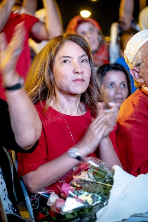 13 septembre 2019 : meeting de cloture de la campagne du candidat en prison Nabil Karoui sur l'avenue Habib Bourguiba à Tunis. Plus de 500 partisans sont venus soutenir une dernière fois vanat le premier tour leur candidat toujours emprisonné et toujours en tête des intentions de vote. Salwa Smaoui, la femme de Nabil Karoui est depuis 15 jours investie pleinement dasn la campagen et remplace sur le tas son mari tout au long de cette campahen pour les présidentielles très éprouvantes. 