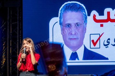 13 septembre 2019 : meeting de cloture de la campagne du candidat en prison Nabil Karoui sur l'avenue Habib Bourguiba à Tunis. Plus de 500 partisans sont venus soutenir une dernière fois vanat le premier tour leur candidat toujours emprisonné et toujours en tête des intentions de vote. Salwa Smaoui, la femme de Nabil Karoui est depuis 15 jours investie pleinement dasn la campagen et remplace sur le tas son mari tout au long de cette campahen pour les présidentielles très éprouvantes. 