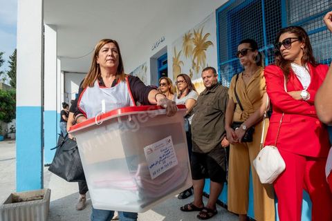15 septembre 2019 : dasn un des bureaux de la Marsa, banlieue nord de Tunis, à 8h les bureaux ne sont pas prêts, l'ouverture des bureaux se fera avec presque une heure de retard, jour de vote en Tunisie pour le premier tour des élections présidentielles anticipées qui affrontent 26 candidats avec beucoup d'incertitude pour les deux retenus au second tour prévu le 13 octobre 2019 après les législatives du 6 ocotbre. 