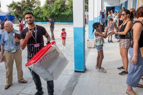 15 septembre 2019 : dasn un des bureaux de la Marsa, banlieue nord de Tunis, à 8h les bureaux ne sont pas prêts, l'ouverture des bureaux se fera avec presque une heure de retard, jour de vote en Tunisie pour le premier tour des élections présidentielles anticipées qui affrontent 26 candidats avec beucoup d'incertitude pour les deux retenus au second tour prévu le 13 octobre 2019 après les législatives du 6 ocotbre. 