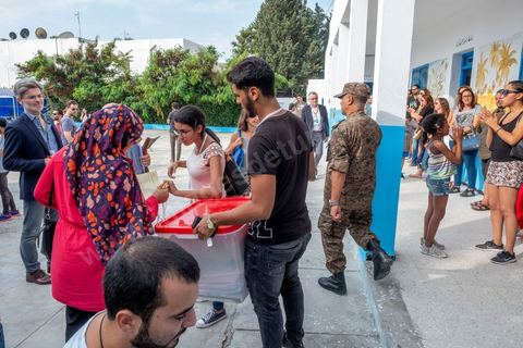 15 septembre 2019 : dasn un des bureaux de la Marsa, banlieue nord de Tunis, à 8h les bureaux ne sont pas prêts, l'ouverture des bureaux se fera avec presque une heure de retard, jour de vote en Tunisie pour le premier tour des élections présidentielles anticipées qui affrontent 26 candidats avec beucoup d'incertitude pour les deux retenus au second tour prévu le 13 octobre 2019 après les législatives du 6 ocotbre. 