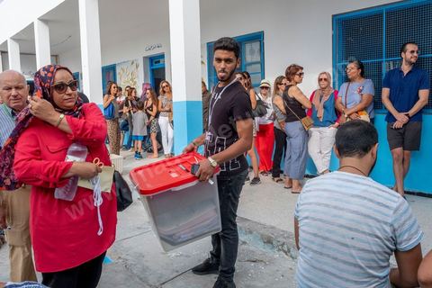 15 septembre 2019 : dasn un des bureaux de la Marsa, banlieue nord de Tunis, à 8h les bureaux ne sont pas prêts, l'ouverture des bureaux se fera avec presque une heure de retard, jour de vote en Tunisie pour le premier tour des élections présidentielles anticipées qui affrontent 26 candidats avec beucoup d'incertitude pour les deux retenus au second tour prévu le 13 octobre 2019 après les législatives du 6 ocotbre. 